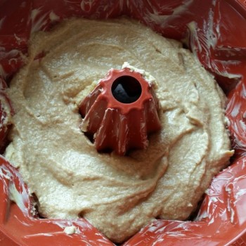 Anschließend den Mokkateig darüber schichten.