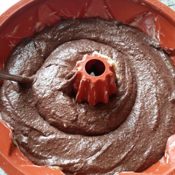 Zum Schluss den Schokoladenteig darüberstreichen.