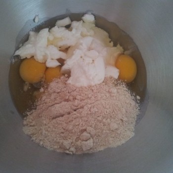 Die Eier mit Quark und Kuchenzauber verrühren. Den Teig ca. 5 min ruhen lassen.