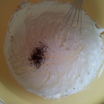 In der Zwischenzeit Mascarpone mit Quark, Süße, Vanille und Orangenschale verrühren. Den Espresso mit dem Amaretto mischen.