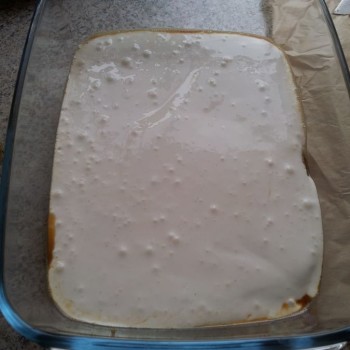 Die Hälfte der Mascarpone-Masse darauf verstreichen