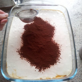 Mit Backkakao bestäuben und mindestens 2 Stunden (besser über Nacht) kaltstellen.