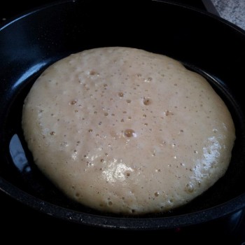 Jetzt heisst es, den richtigen Zeitpunkt zum Wenden abzuwarten. Wenn sich auf der Oberfläche vermehrt Bläschen bilden und die meisten dieser Bläschen geplatzt sind, ist es genau richtig.