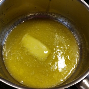 Die Butter schmelzen (nicht zu heiss, sie sollte gerade geschmolzen sein)...