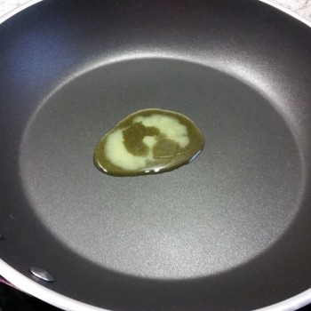 Etwas Kokosöl oder Butterschmalz (keine Butter!) in einer Pfanne erhitzen. Es ist wichtig, dass du eine Pfanne mit guter Antihaftbeschichtung verwendest, da eiweissreiche Teige sehr gerne ankleben. Der Herd sollte auf mittlere Hitze eingestellt sein.