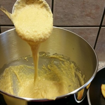 Kontrolliere, ob der Teig die richtige Konsistenz hat. Er sollte zähflüssig von Löffel reissen. Wenn der Teig zu fest ist, kannst du mit etwas Sahne oder Wasser nachhelfen.