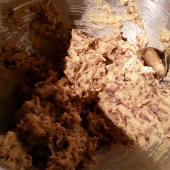 Den Kuchenzauber mit Salz, Gewürzen und Eiern verrühren, das Hackfleisch unterrühren (das Fett aus der Pfanne ebenfalls zugeben)