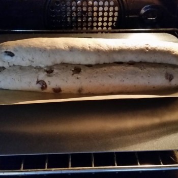 Im vorgeheizten Backofen bei 150 °C Umluft ca. 80 - 90 Minuten oder bei Ober- und Unterhitze ca. 100 Minuten backen.