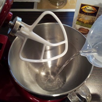 ... aber die ballaststoffreichen Zutaten fangen sofort an zu quellen, so dass schnell ein fester Teig entsteht.