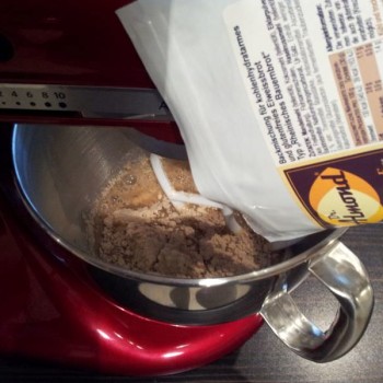 Das Wasser in eine Rührschüssel geben ...