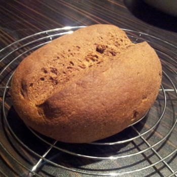 Lass es noch eine Weile auf einem Gitter auskühlen (es sollte maximal nur noch handwarm sein) ....