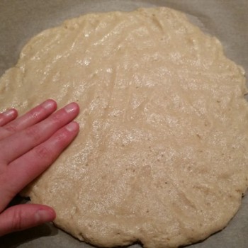 Mit feuchten Händen in die gewünschte Form bringen. Wenn der Teig klebt, die Hände erneut befeuchten.