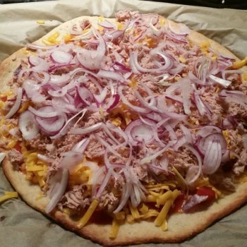 ... und den gewünschten Pizzazutaten belegen ...