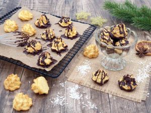 069-01_Weihnachtszauber-KOKOSMAKRONEN-low-carb-glutenfrei-mit-Schokolade