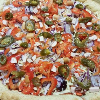 low-carb-hot-dog-pizza-mit-wuerstchenrand-glutenfrei