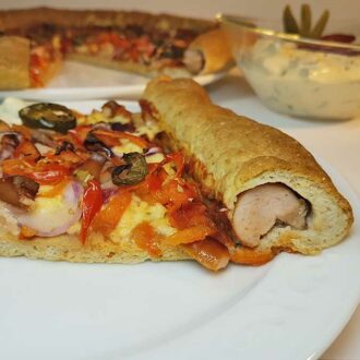 low-carb-hot-dog-pizza-mit-wuerstchenrand-glutenfrei