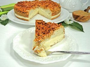 Low Carb Bienenstich mit Karamell-Mandel-Kruste