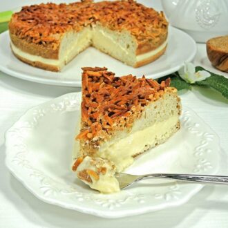 Low Carb Bienenstich mit Karamell-Mandel-Kruste