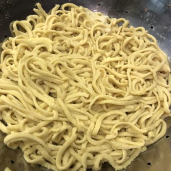 Lachs auf Nudeln mit Orangen-Gemüse-Sugo