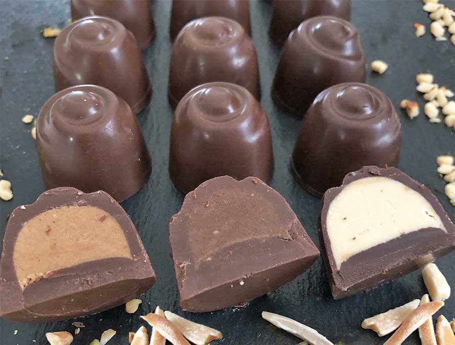 Choketo Low Carb & Keto Pralinés NOUGAT & MANDEL-KARAMELL Großpackung mit 12 gefüllten, handgemachten Pralinen - Schokolade & Füllungen ohne Zuckerzusatz – xylitfrei