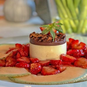 ezept Joghurt Panna Cotta mit Schoko-Kokos-Knusper und marinierten Erdbeeren lowcarb glutenfrei