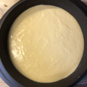 Aprikosen mit einer Kruste aus Mandeln und Karamelltraum - gebettet in einen Rührteig mit Eierlikör-Flavour! Sooo lecker! Ein Stück des Kuchens hat NUR 221kcal und 8g KH - genial oder? Trotz Früchte!