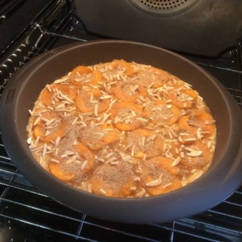 Aprikosen mit einer Kruste aus Mandeln und Karamelltraum - gebettet in einen Rührteig mit Eierlikör-Flavour! Sooo lecker! Ein Stück des Kuchens hat NUR 221kcal und 8g KH - genial oder? Trotz Früchte!