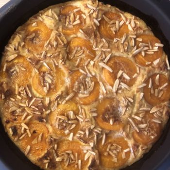 Aprikosen mit einer Kruste aus Mandeln und Karamelltraum - gebettet in einen Rührteig mit Eierlikör-Flavour! Sooo lecker! Ein Stück des Kuchens hat NUR 221kcal und 8g KH - genial oder? Trotz Früchte!