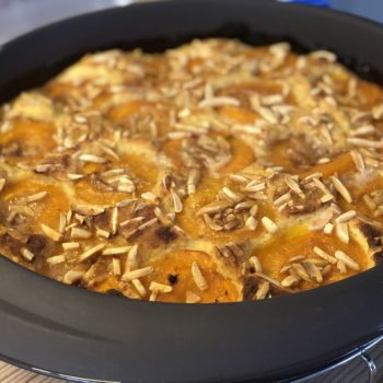 Aprikosen mit einer Kruste aus Mandeln und Karamelltraum - gebettet in einen Rührteig mit Eierlikör-Flavour! Sooo lecker! Ein Stück des Kuchens hat NUR 221kcal und 8g KH - genial oder? Trotz Früchte!