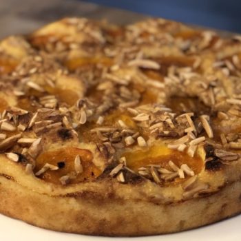 Aprikosen mit einer Kruste aus Mandeln und Karamelltraum - gebettet in einen Rührteig mit Eierlikör-Flavour! Sooo lecker! Ein Stück des Kuchens hat NUR 221kcal und 8g KH - genial oder? Trotz Früchte!