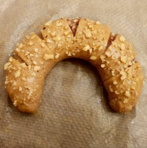 Großzügig mit Ei bestreichen und mit Nüssen bestreuen. Wiederholen bis kein Teig mehr vorhanden ist.