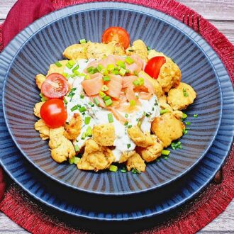 Rezept Rahm Käse Schmarrn mit Gartenkräuterjoghurt und Räucherlachs lowcarb keto glutenfrei