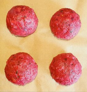 Die Roten Rüben-Mischung, Gewürze, Zitrusfaser, gerieben Käse hinzufügen und durchmischen.