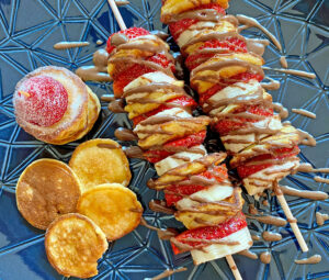 Rezept Mini-Pancake-Spieße mit Erdbeeren und Bananen lowcarb glutenfrei
