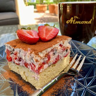 Rezept Erdbeer Stracciatella Schnitte lowcarb keto glutenfrei