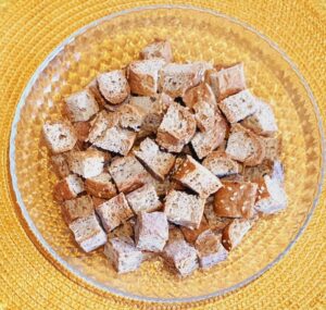 Herzhafter Schmarrn aus low carb Brotresten. Pro Portion nur 4g Kohlenhydrate.