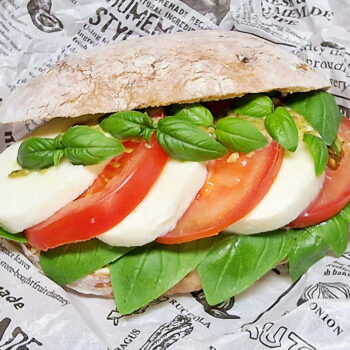 Rezept Tomaten Mozzarella Burger mit Tomaten Brioche Bun low-carb keto glutenfrei