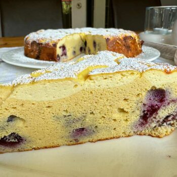 Ratz fatz in 15 Minuten im Ofen. Dieser leckere Früchte Quark Kuchen ist optisch wirklich schön und super saftig. Man kann Beeren nach Belieben verwenden. Pro Stück nur 5g Kohlenhydrate.